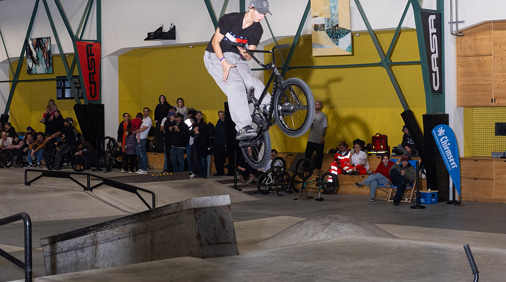 Bevor wir auf den freedombmx Awards 2025 die besten Fahrer:innen des Jahres gekürt haben, wurde erst noch die CASA MUC durchmassiert. 