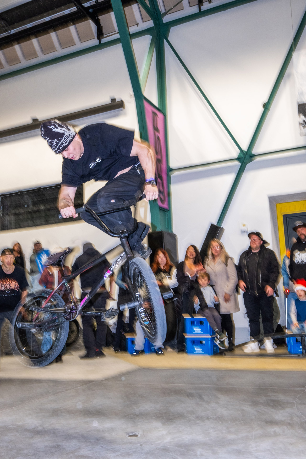 Chris Böhm gefällt das: Spontane Flatlandeinlage von Herman Dzusov, der ja eigentlich eher auf der Straße zu Hause ist; Foto: Timm Dauth