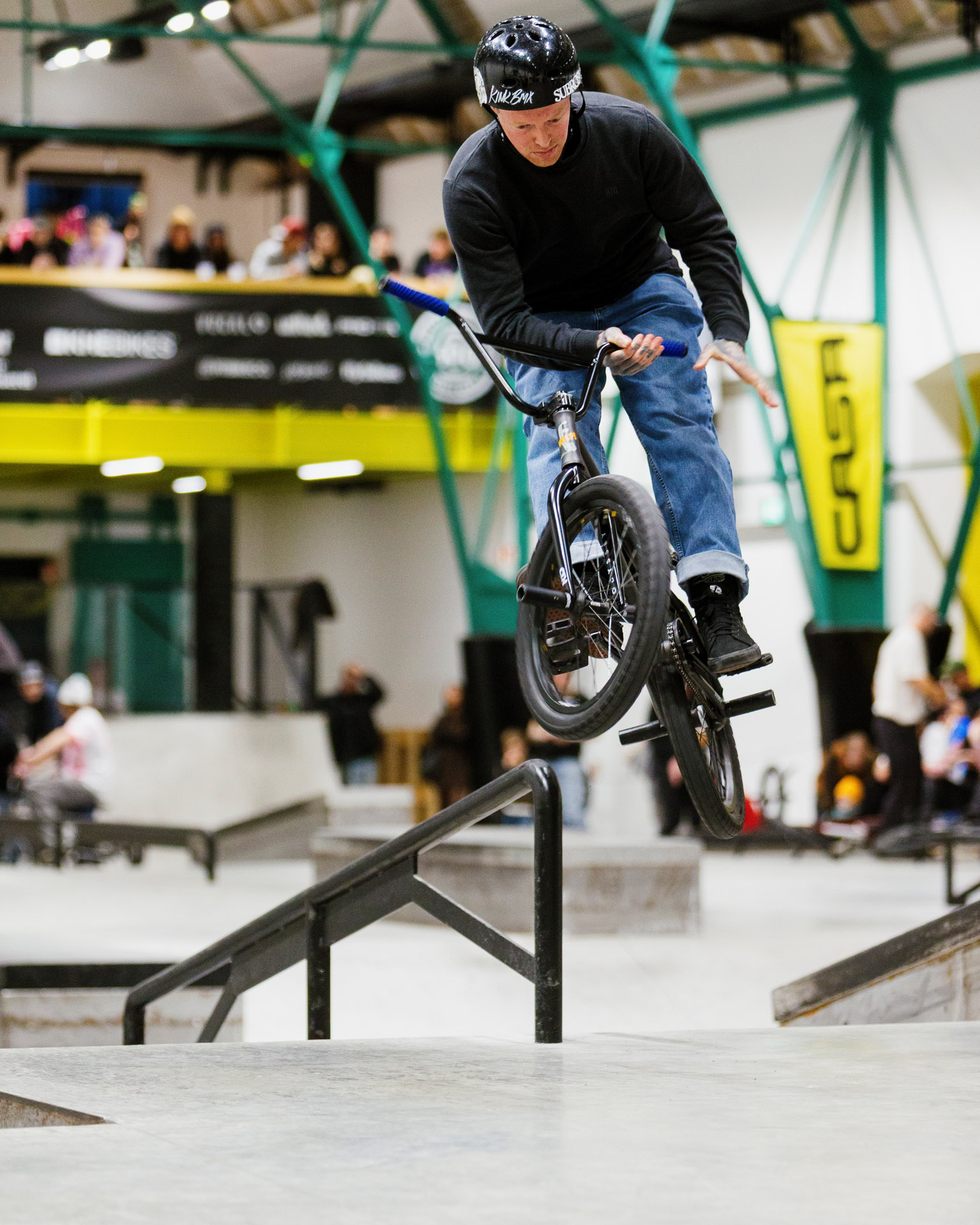 Keine Ahnung, was Hollunderstaudn aka Bernhard Ebner hier genau macht, aber es ist garantiert brutal schwierig; Foto: Sebastian Marggraff