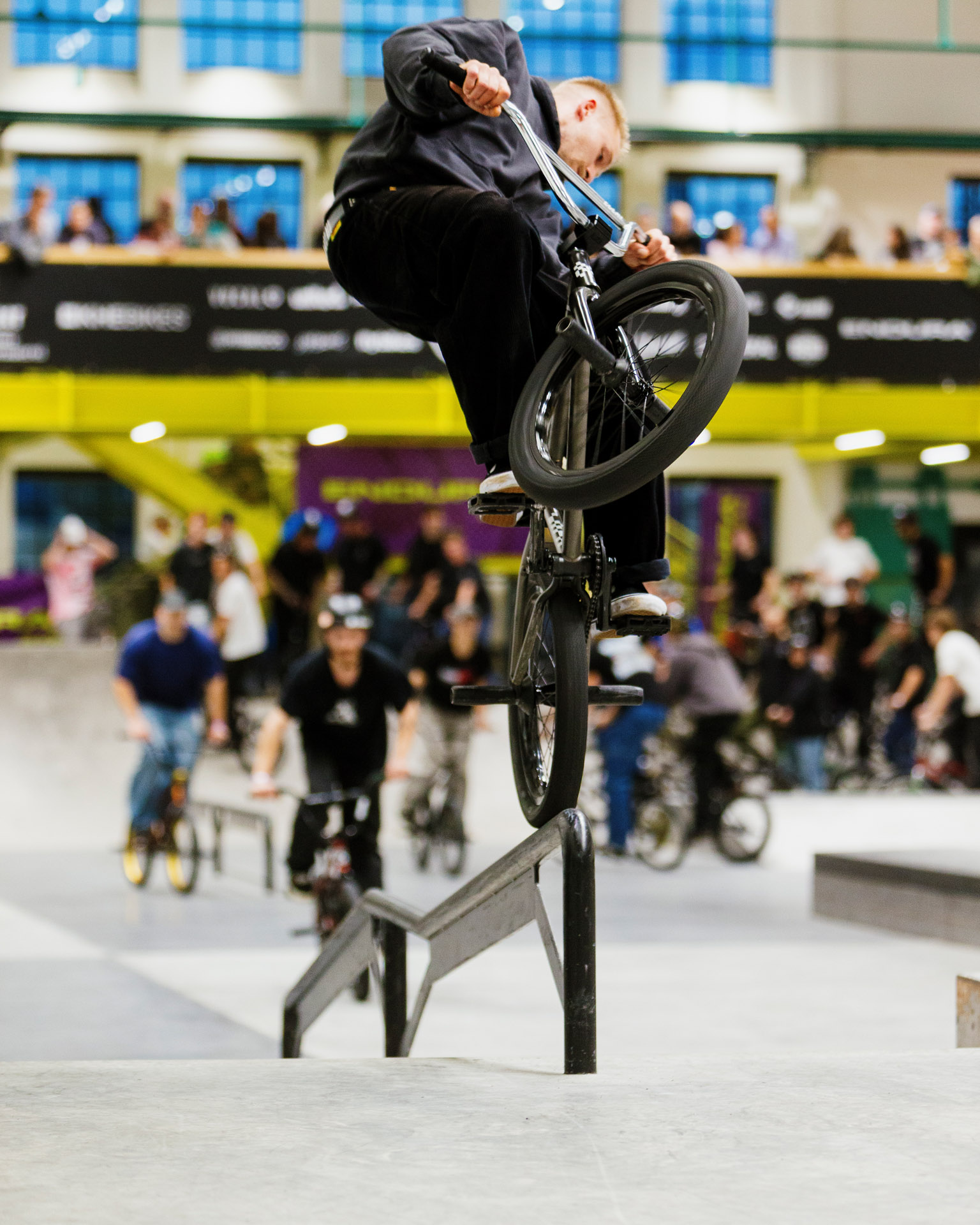 Man sieht, dass Kilian Roths Partnerin Yogalehrerin ist: Rail Manny to 180; Foto: Sebastian Marggraff