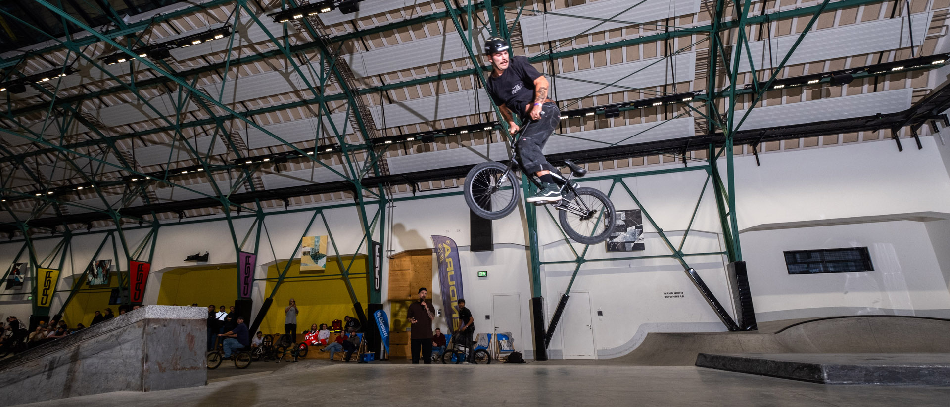 Tobias Vaceschini holte sich das Preisgeld beim Street Best Trick mit diesem wilden 360 aus der Ledge auf das Mannypad und verprasste die 250 EUR anschließend mit seinen Homies an der Theke. That