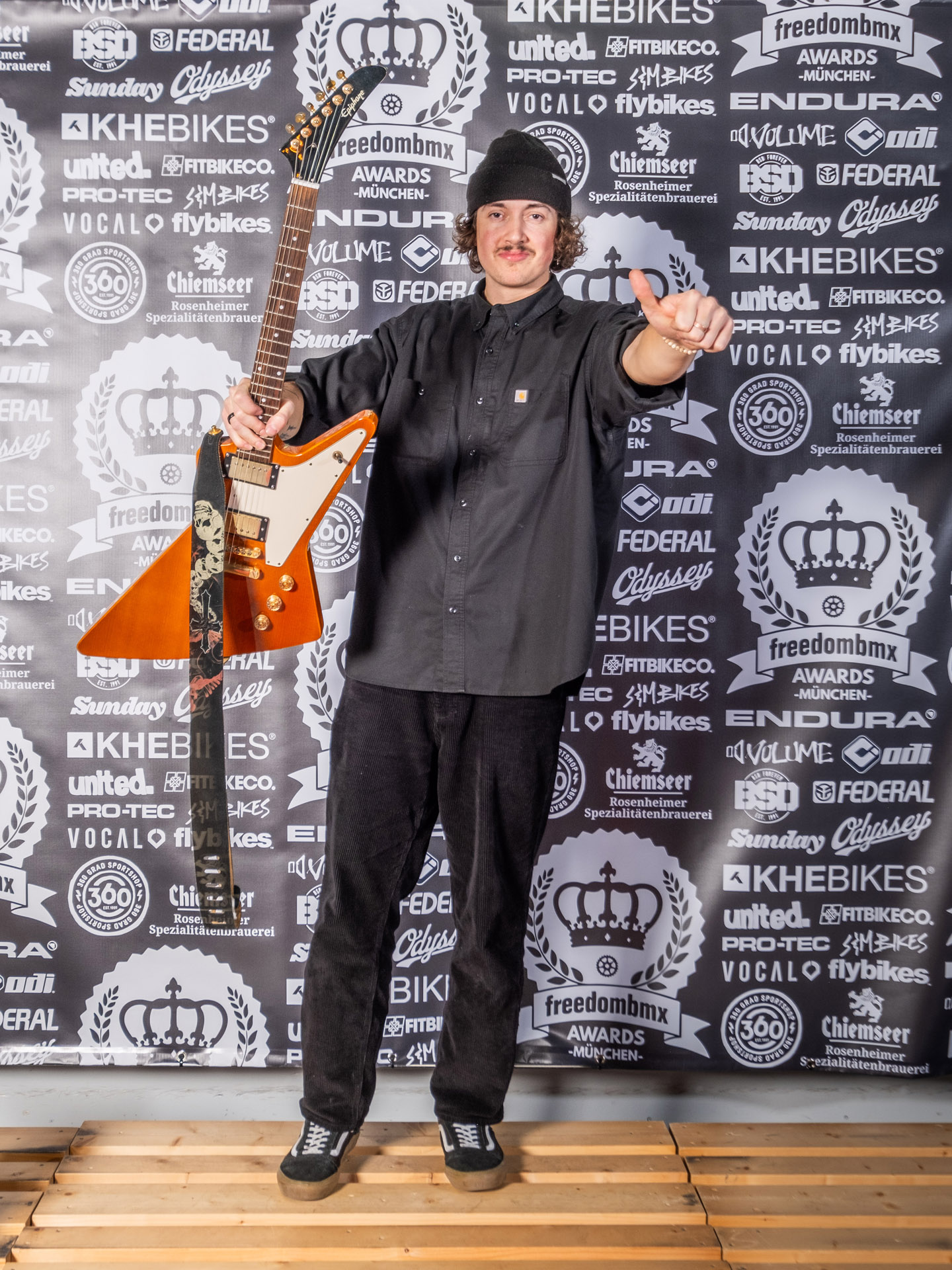 Floryeson aka die Einmannband Florian Müller spielte nach den Awards alle Songs von Nirvana beeindruckend gut nach