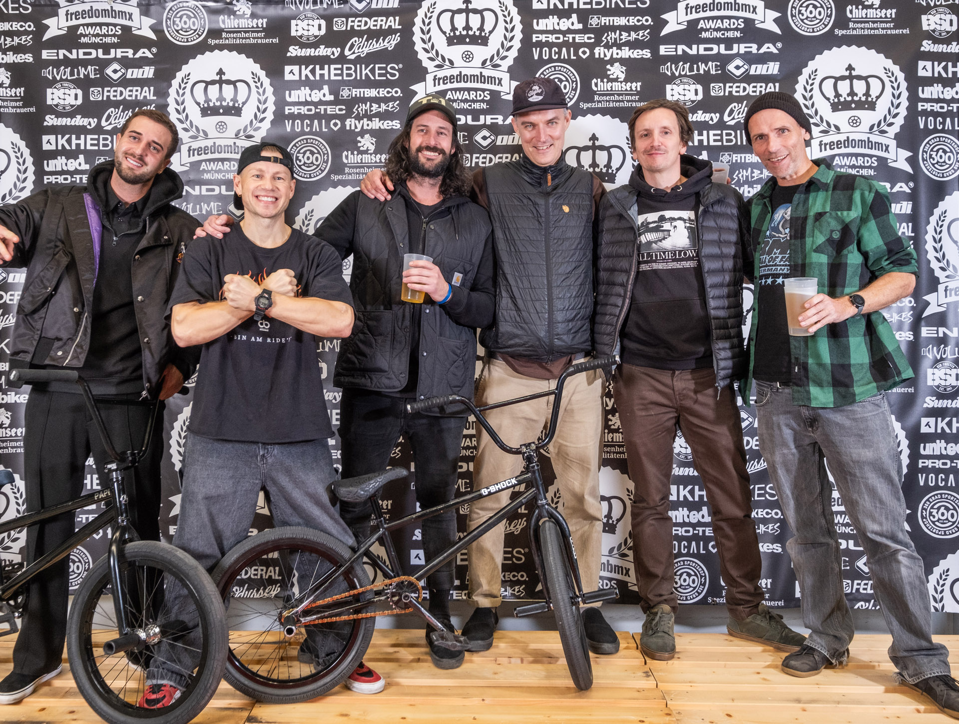 Wilde Mischung: die freedombmx Awards bringen Jahr für Jahr die unterschiednlichsten Menschen zusammen – so wie hier Chris Böhm, seines Zeichens der reichweitenstärkste BMX-Influencer DACH, München-Lifer Wolfi Wildner, Teile der Bonntanamo Bay Crew und den diesjährigen Lebenswerkgewinner, Thomas Fritscher 