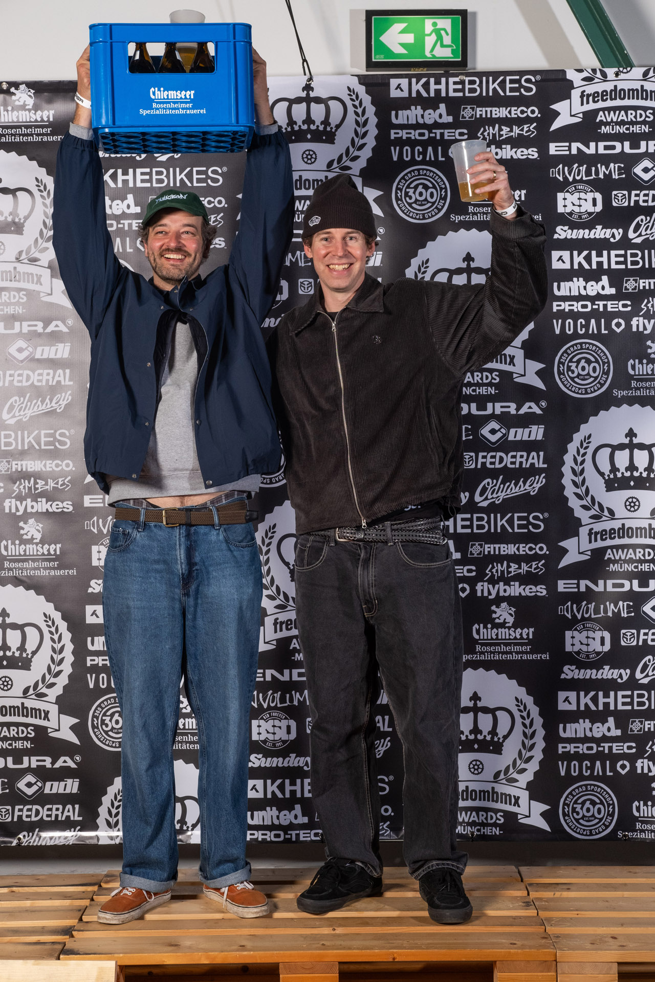 Hoch die Tassen mit Stefan Floss von Vans (rechts)