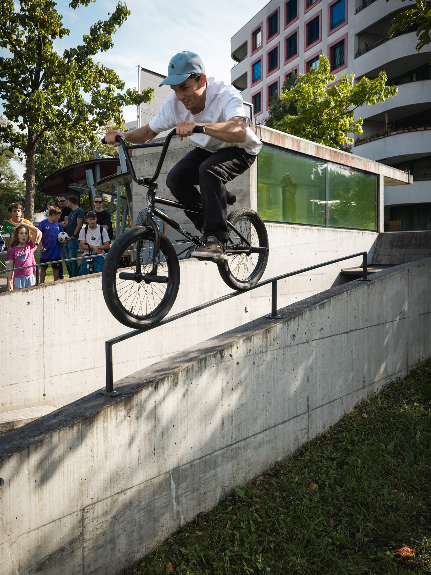 Marius Dietsche hielt mit diesem Railride to Smith to Meute bei Laune, während Kilian Roth sein Rad reparierte und kurze Zeit später diesen Spot mit einem amtlichen Finishing Move zu erledigen