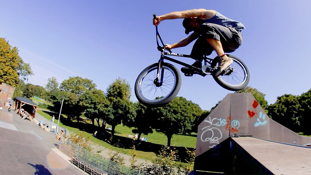 Als Ergänzung zum "Teamsport"-Video vom SIBMX-Trip ins Rhein-Main-Gebiet gibt es heute ein paar Warm-up-Clips aus dem Bikepark Darmstadt.