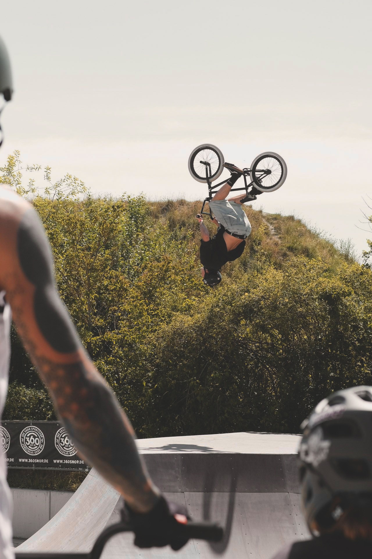 Und Backflips kann er auch noch? Was für ein Teufelskerl!