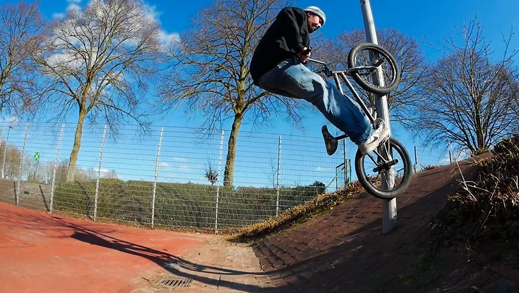 Anstatt jede Woche kopflos Clips auf Insta zu verpulvern, hat Malte Williams lieber ein Jahr lang für sein "Social Distance"-Video gestackt.