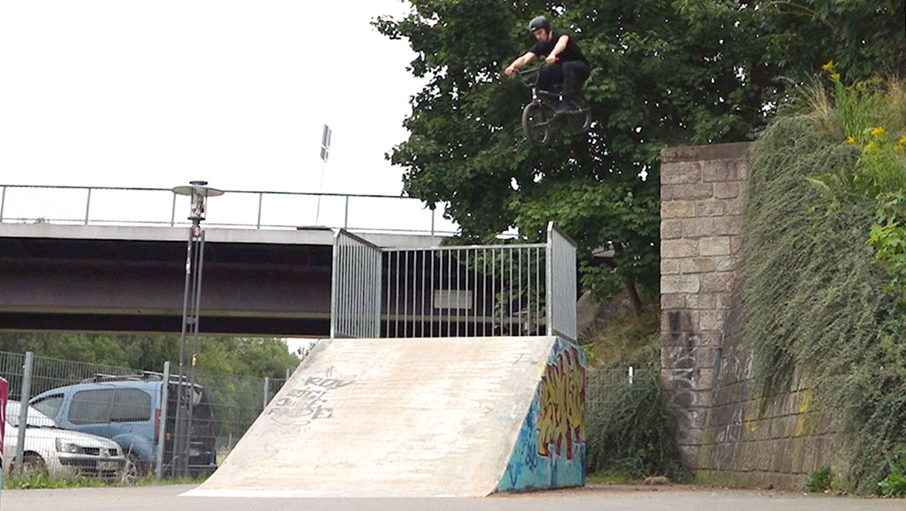 Seitenwechsel in Sachsen! Der Filmer Max Decker beweist mit "The Struggle", dass er auch als Hauptdarsteller eine gute Figur macht.