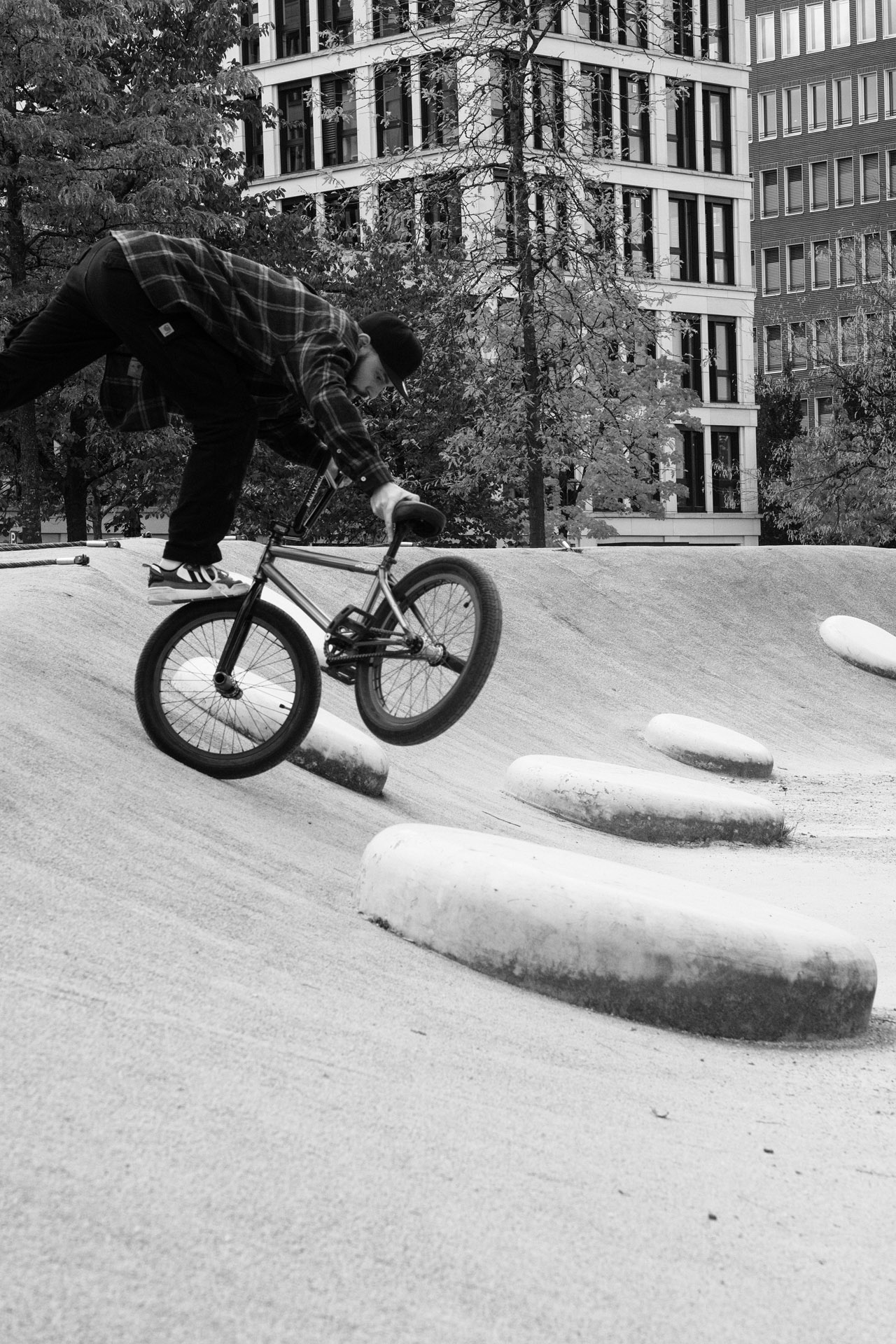 Julian Bosing mit einemm der kreativsten Tricks des Tages: Footjam Whip to Seatgrab Downwhip