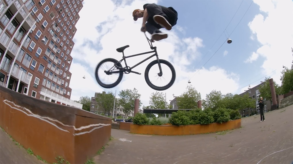 Ondra Leo hat für sein neues BSD-Video reihenweise Streetspots in Brüssel, Amsterdam, Prag und Barcelona platt gemacht.