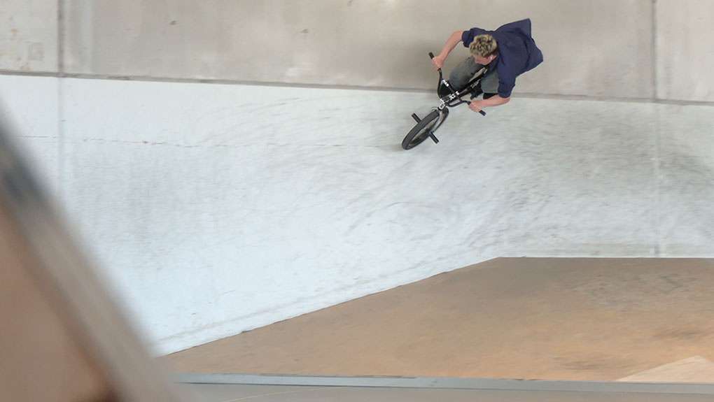 In dieser Folge von "One Dude, One Day" mäht Jakob Wasserrab mit seinem Rasierzeug im Gepäck durch die Funbox-Skatehalle in Remscheid