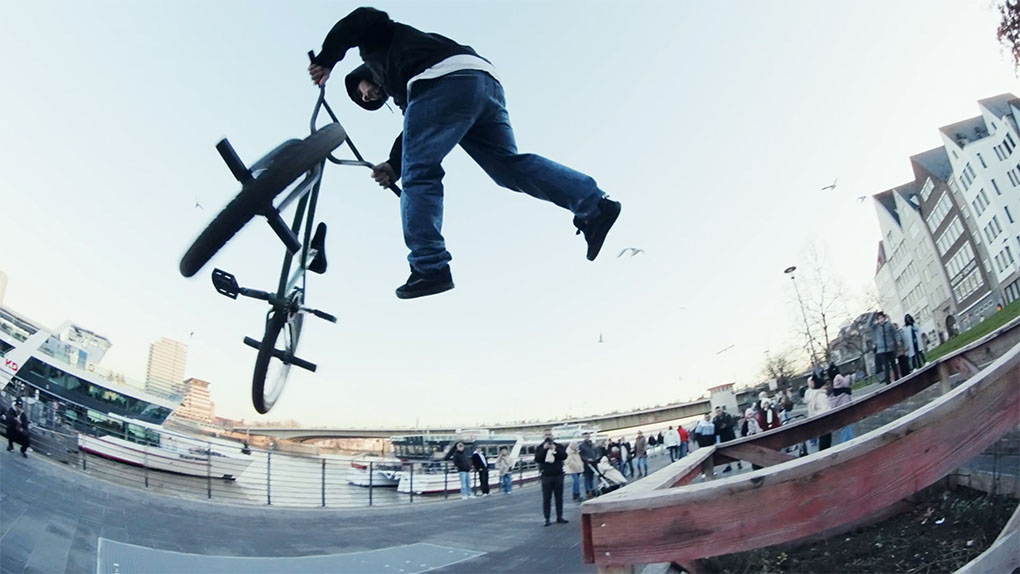 Der neue Edit von Nico von Loon und Anton Arens für BSD X SIBMX fällt definitiv in die Kategorie "Video des Jahres". Also, nicht verpassen!