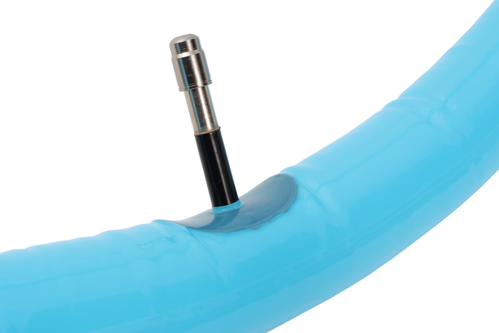 Der leichte Aluminium-Ventilschaft spart zusätzlich Gewicht