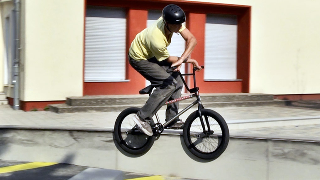 Das neue Video von Tom Wendlandt für Tacheles heißt aus gutem Grund "Falcon Lake Sender". Der Falkenseehomie ist halt immer am Senden.