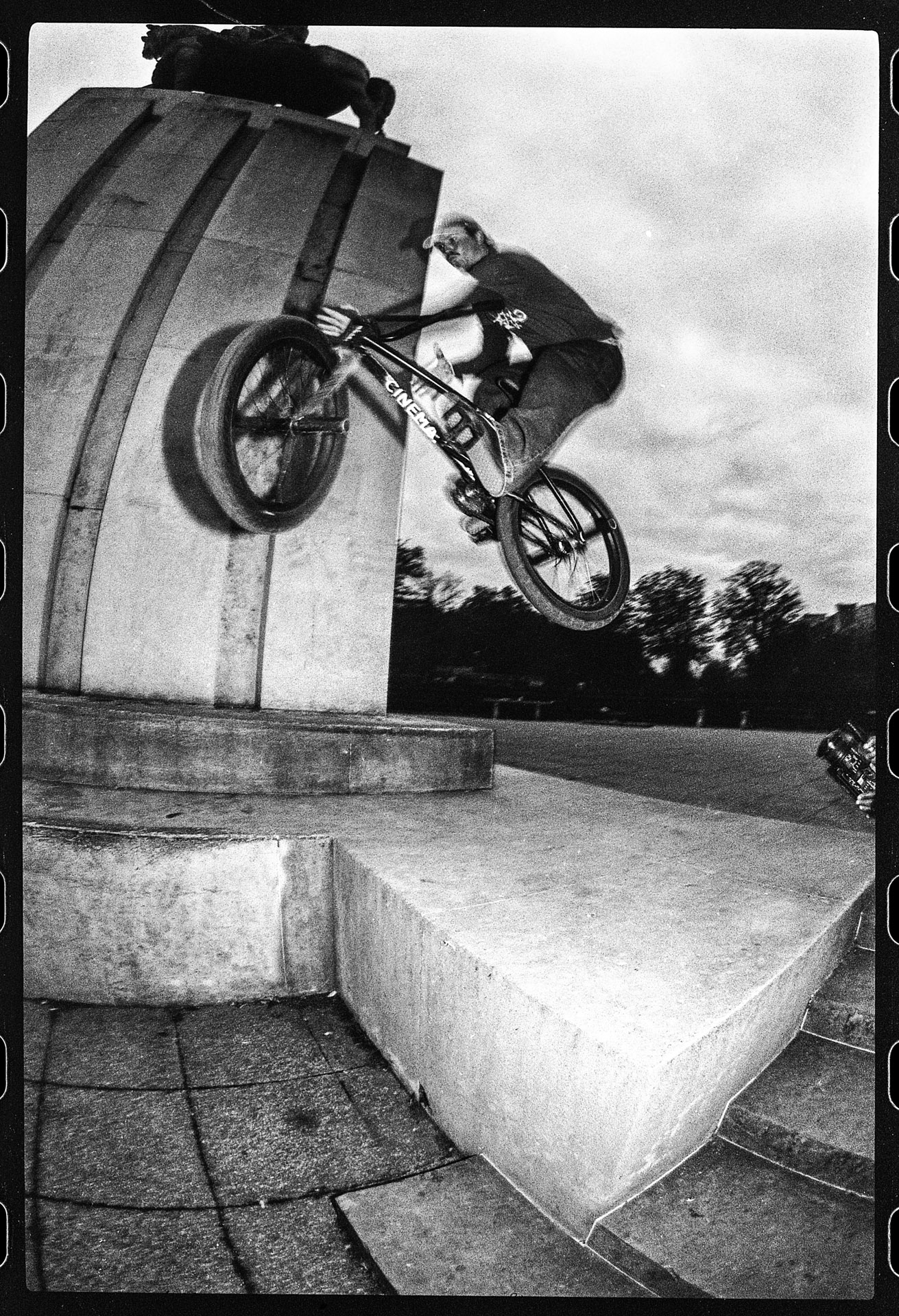 Jack Miller am derzeitigen Hotspot von Paris. Was genau er hier gemacht hat, erfährst du im Video