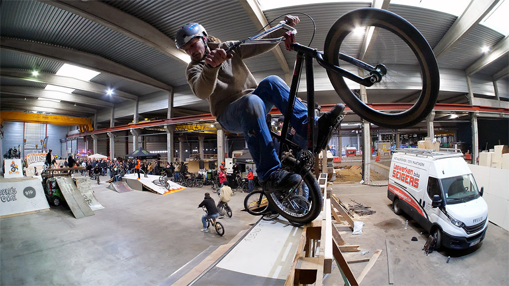Hier entlang für die Highlights des spitzenmäßigen Cluut Ghettomania Indoor BMX Jams 2026 in Brüssel, Belgien.