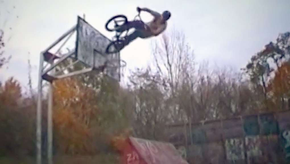 Für den heutigen Damalsdonnerstag haben wir den Part von Tobias Wicke aus der Ausgabe 24 des Soul BMX Video Magazines von 2004 ausgegraben.