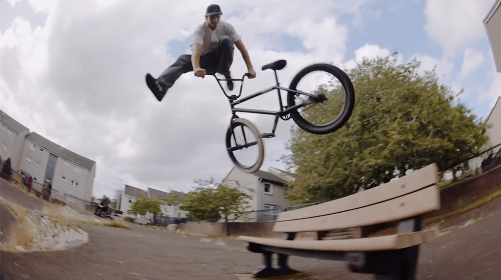 Antonio Smallwood ist jetzt Pro für BSD und feiert dies mit einem Edit, in dem er alles zu Kleinholz macht, was sich ihm in den Weg stellt.