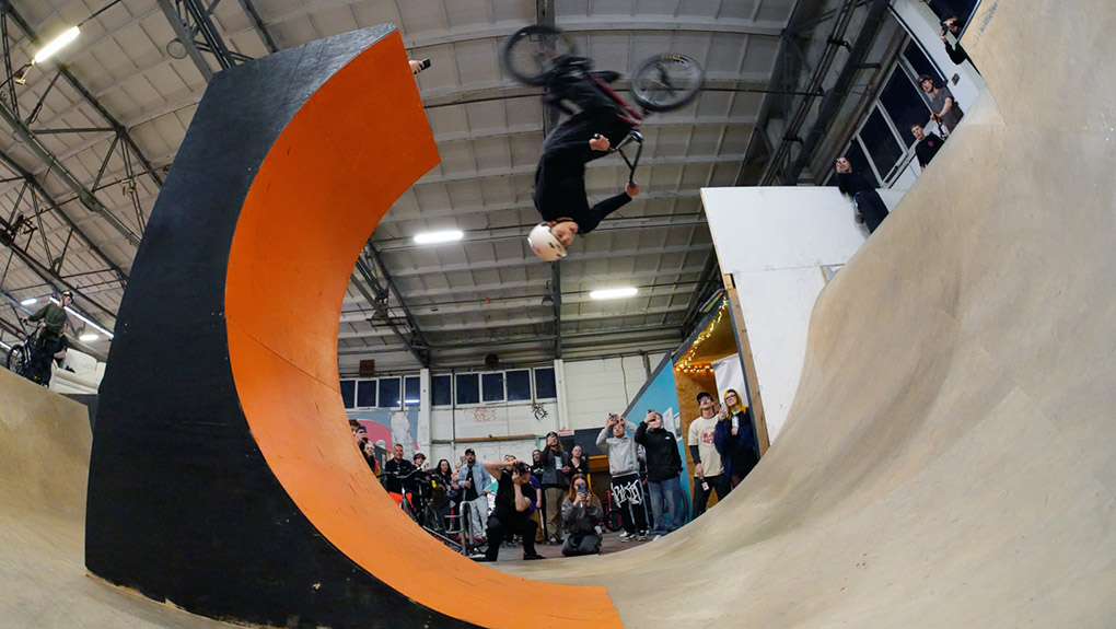 Berichterstattung von der Biking League 2026, Teil 2 – jetzt wird es wild! Hier entlang für die Highlights aus Halle 2 und vom Open Loop.