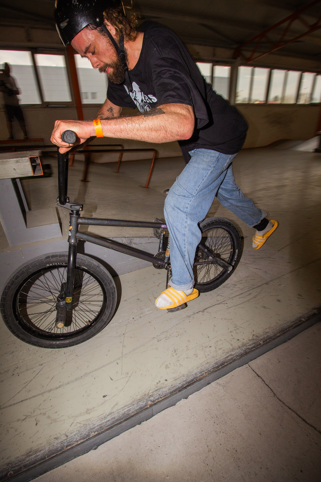 Workless Class: Felix Stoll ging in Halle 2 stilecht mit seinem Wettkamnpfsbadelatschen an den Start