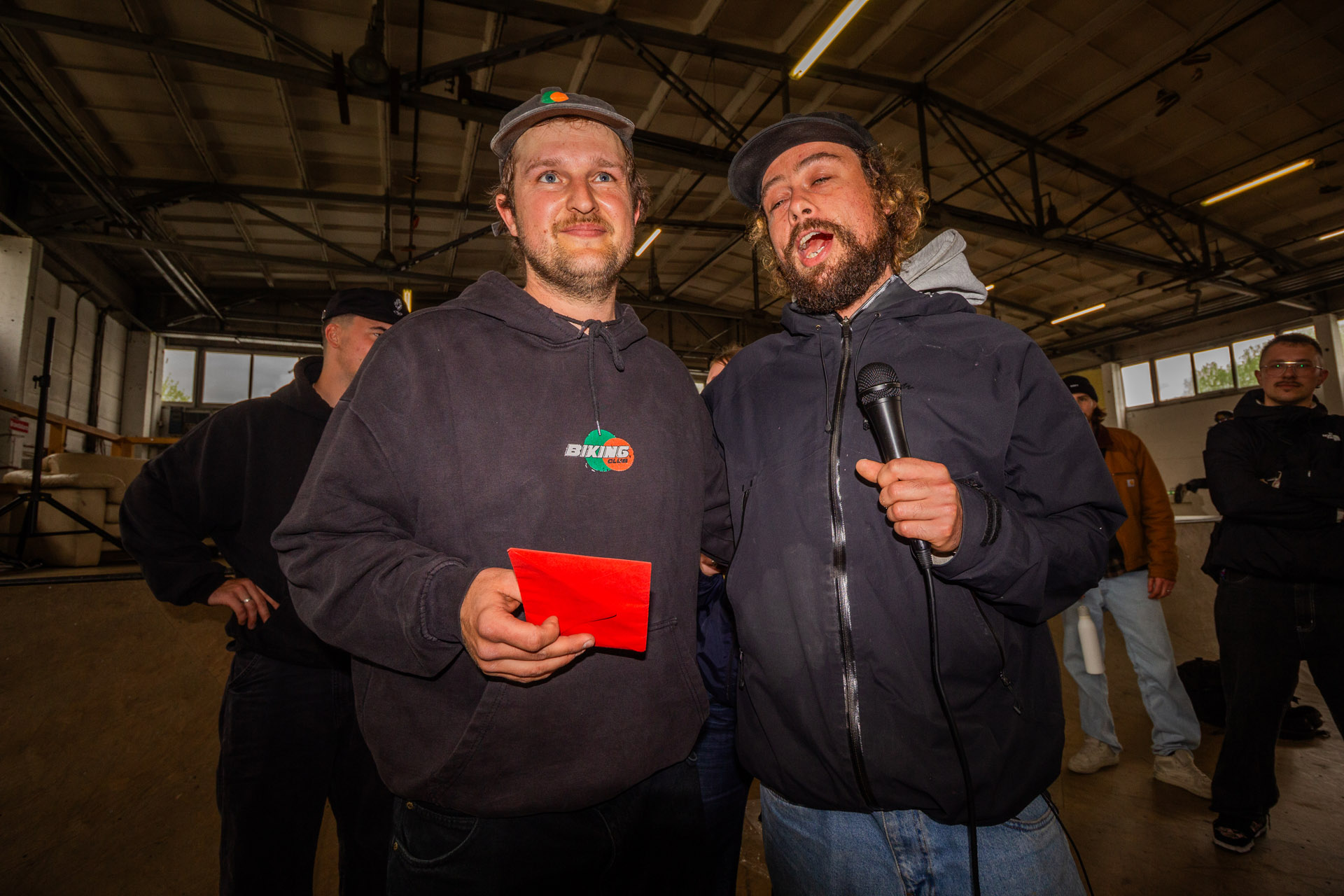 Ein herzliches Dankeschön für ein schönes Wochenende in Thüringen gehen raus an Johannes Winkelmann vom Biking Club (links) und das Team des Thuringia Funparks!