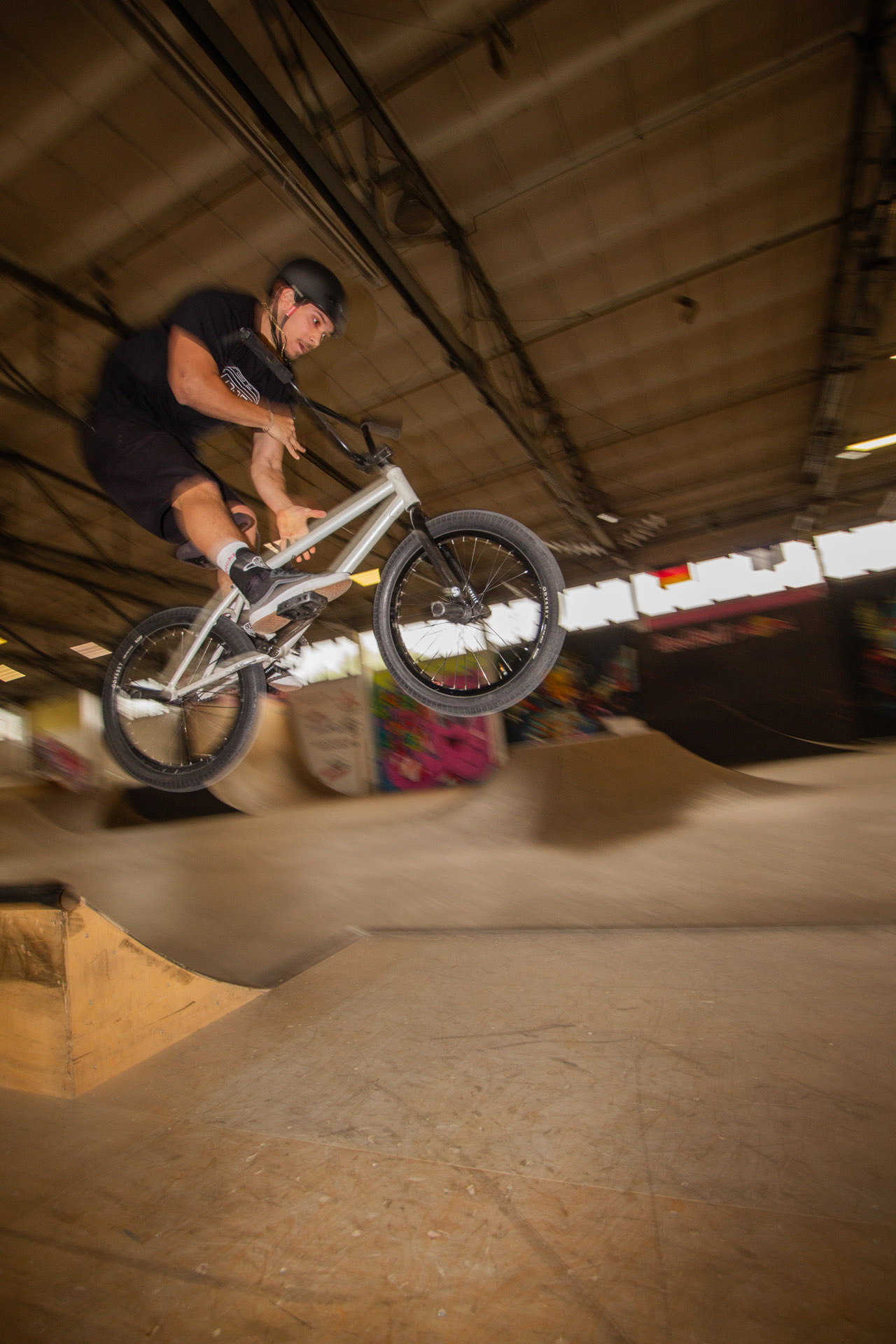 Robert Molnar mit einem Railride to Bar während der Vorläufe in der AM-Klasse, als Hinterrad und Hose noch ganz waren