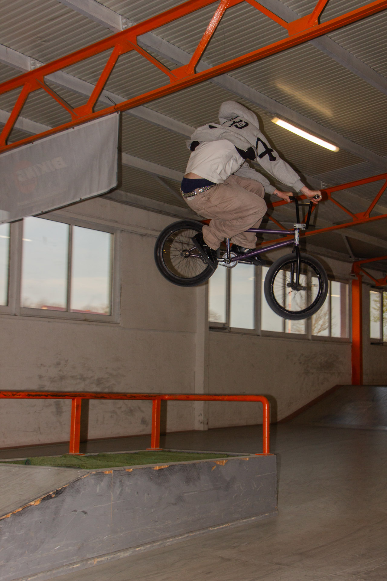 Steezy Sccussi mit seinem Signaturekettenblatt in luftiger Höhe