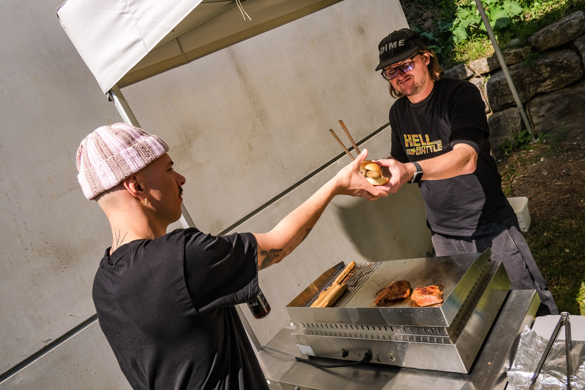 Schmecki: Vegane Wurst für Huddl und für die Carnivoren gab es auch "echte" Steaks 