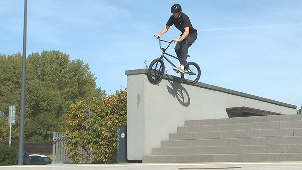 Marius Stoll hat lang genug von seiner Lieblingsboulderwand abgelassen, um für Traffic einen Schwung richtig harte Techclips zu stacken.