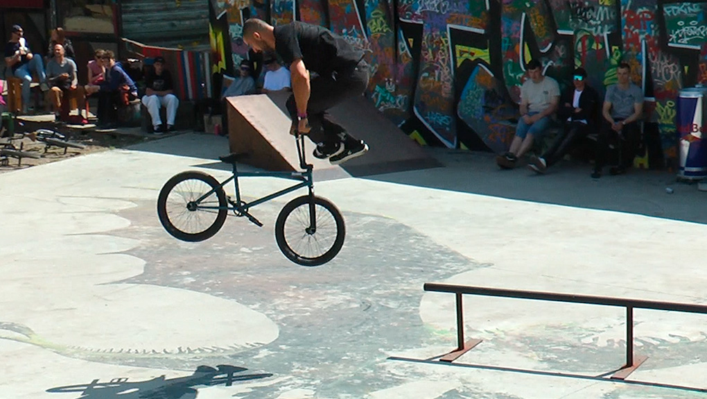 Beste Leben beim Streetfinale der Pros auf dem Highway to Hill 2026 im Mellowpark Berlin. Wir haben die Highlights vom Spreeufer für dich!