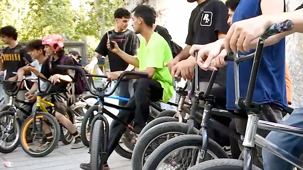 Trotz der derzeit sehr schwierigen Lage in ihrem Heimatland, hat Team Dorssky auch in diesem Jahr wieder den BMX Day in Teheran gefeiert.