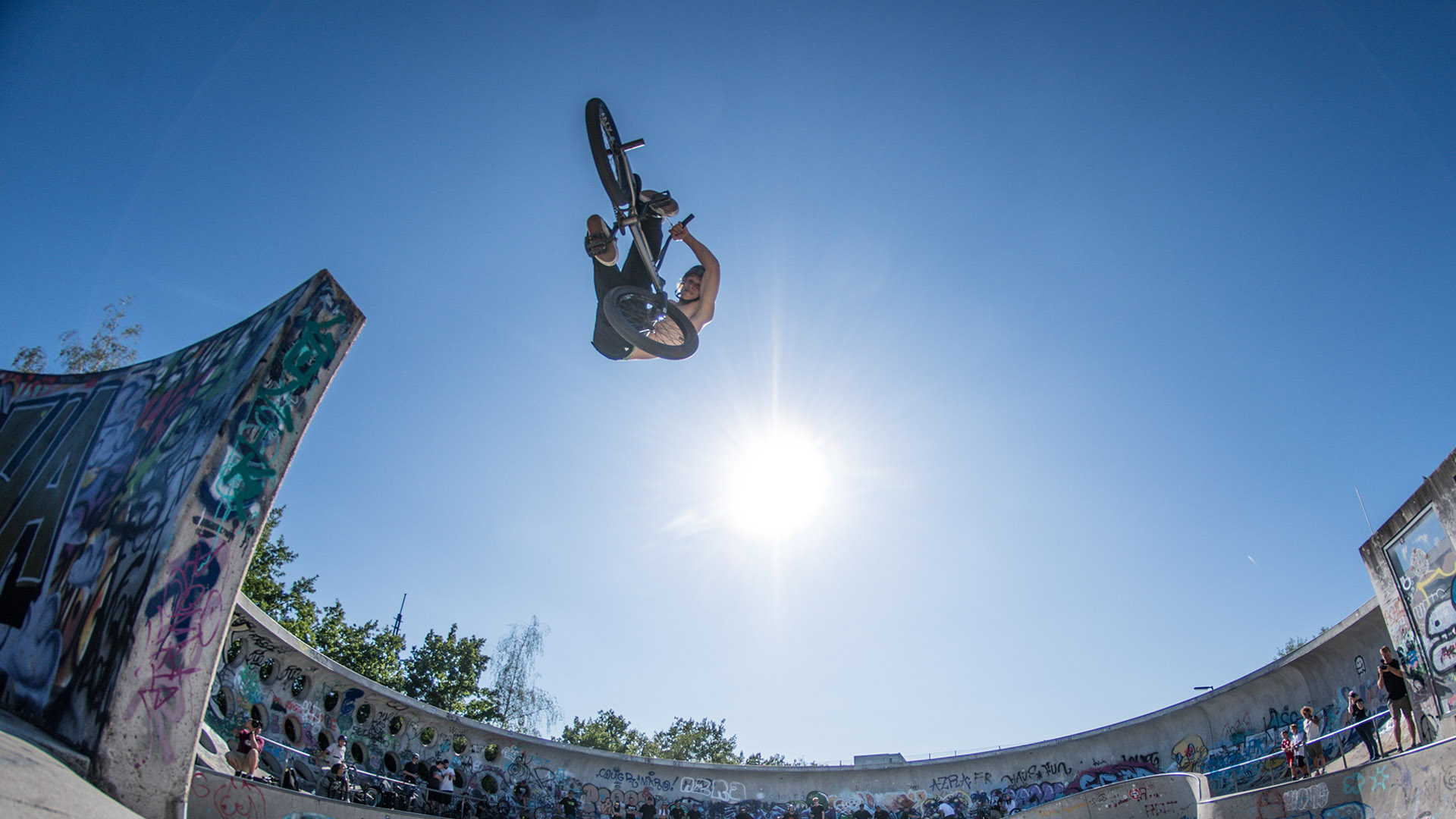 Bestes Wetter, wilde Trick und endsviel Monster Energy: Wir haben eine dicke Fotogalerie von dem Ticket to Ride BMX Jam in München für euch.