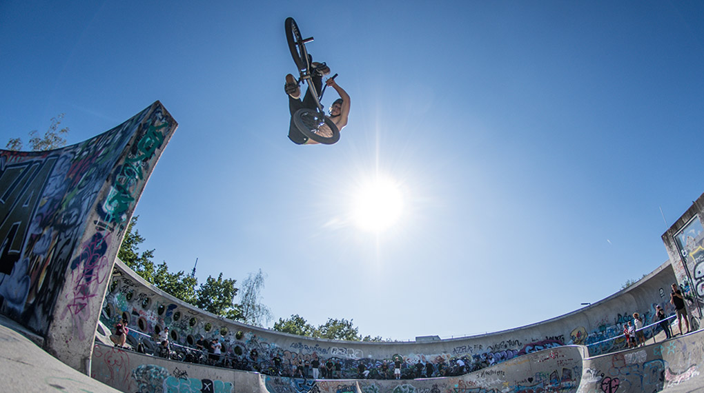 Bestes Wetter, wilde Trick und endsviel Monster Energy: Wir haben eine dicke Fotogalerie von dem Ticket to Ride BMX Jam in München für euch.