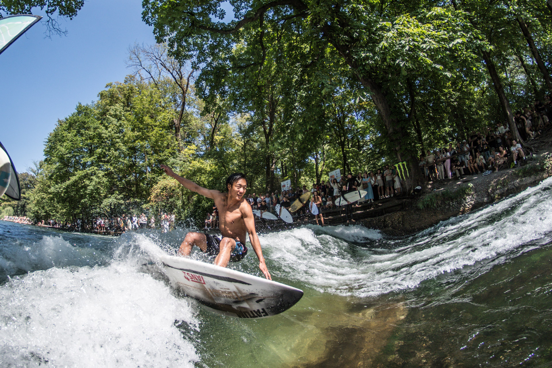 Ein Besuch am Eisbach durfte bei der Sighseeing-Tour durch Minga natürlich nicht fehlen