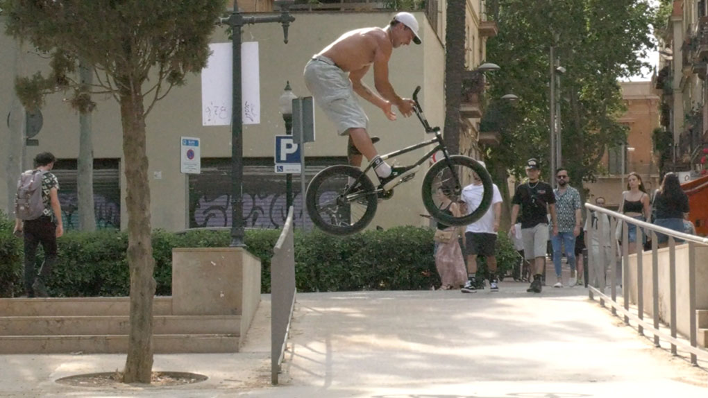 Das Team vom 360 Bikeshop hat den Filmer Israel Quitero auf eine Sightseeingtour durch Barcelona mitgenommen.