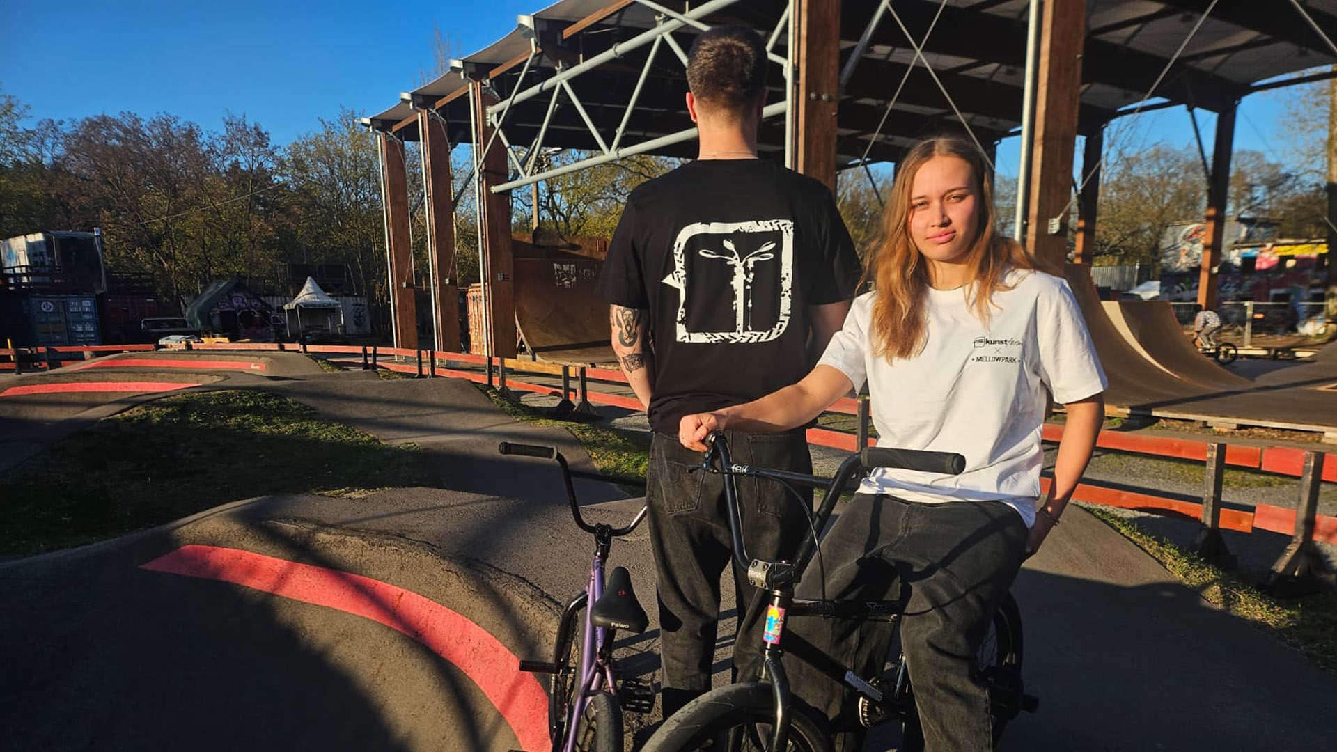 Hol dir die kunstform X Mellowpark Collab und unterstützte mit dem Kauf der Klamotten zwei der wichtigsten BMX-Institutionen hierzulande.