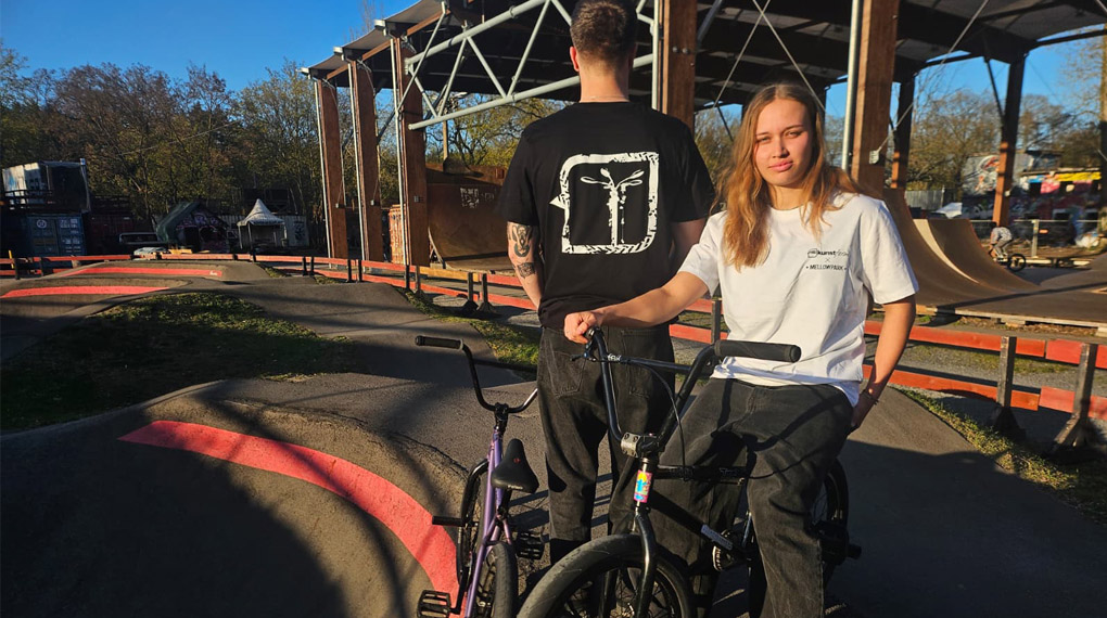 Hol dir die kunstform X Mellowpark Collab und unterstützte mit dem Kauf der Klamotten zwei der wichtigsten BMX-Institutionen hierzulande.