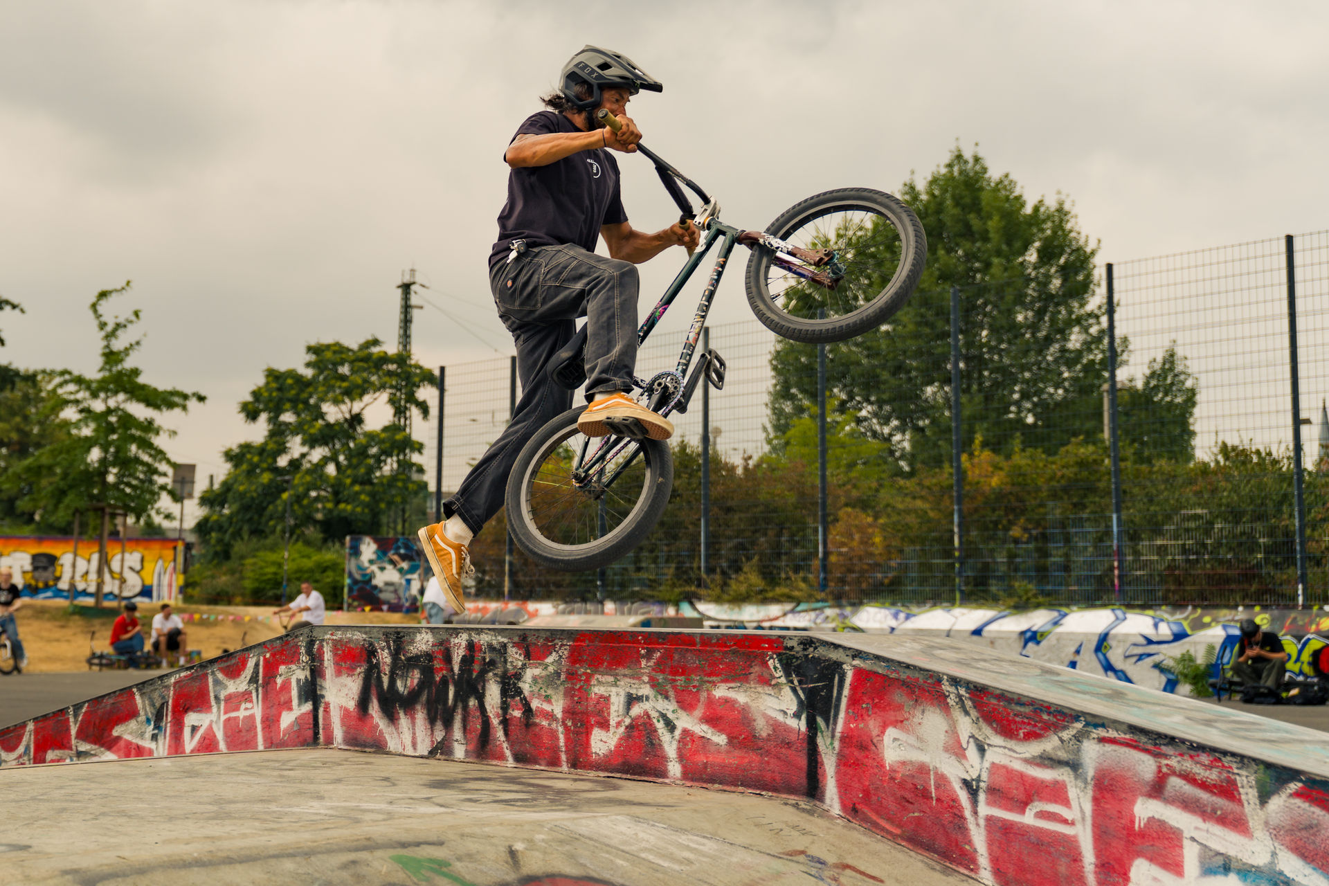 Hier fährt der Veranstalter noch selbst: Emerson mit einem Fastplant über die Ledge in seinem Localpark