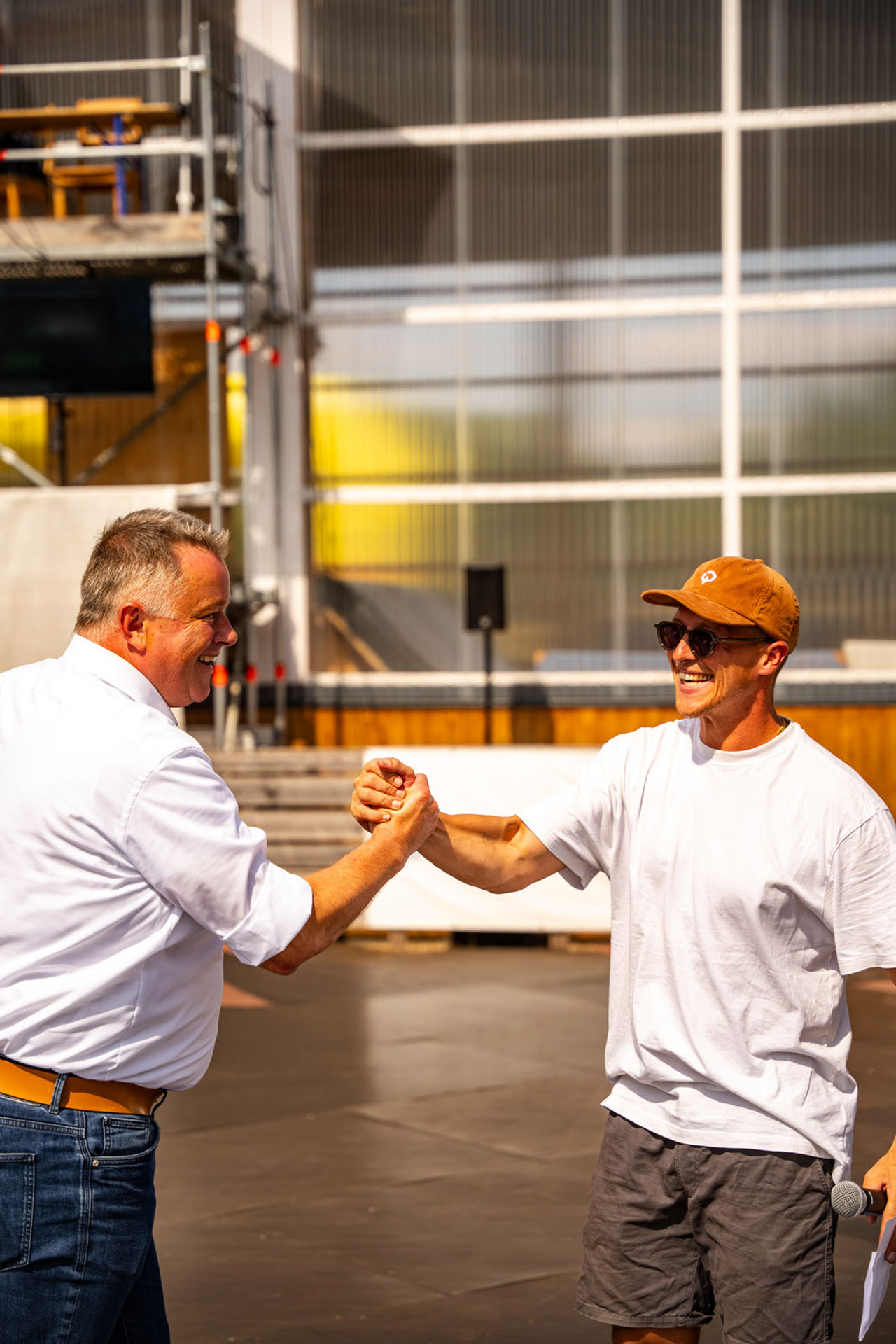 Einfach der Ministerpräsident: Alex Stinshoff beim Shakehands mit Gordon Schnieder