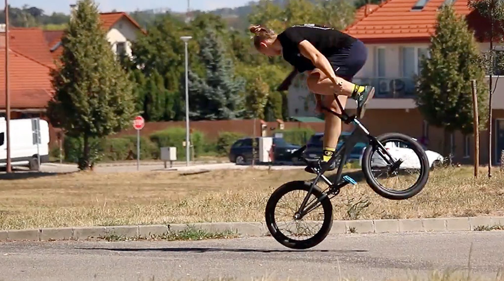 Die BMX-Flatland-Europameisterin Anna Mondics ist ab sofort auf dem 2026 Premium Lagger Light von KHEbikes unterwegs.