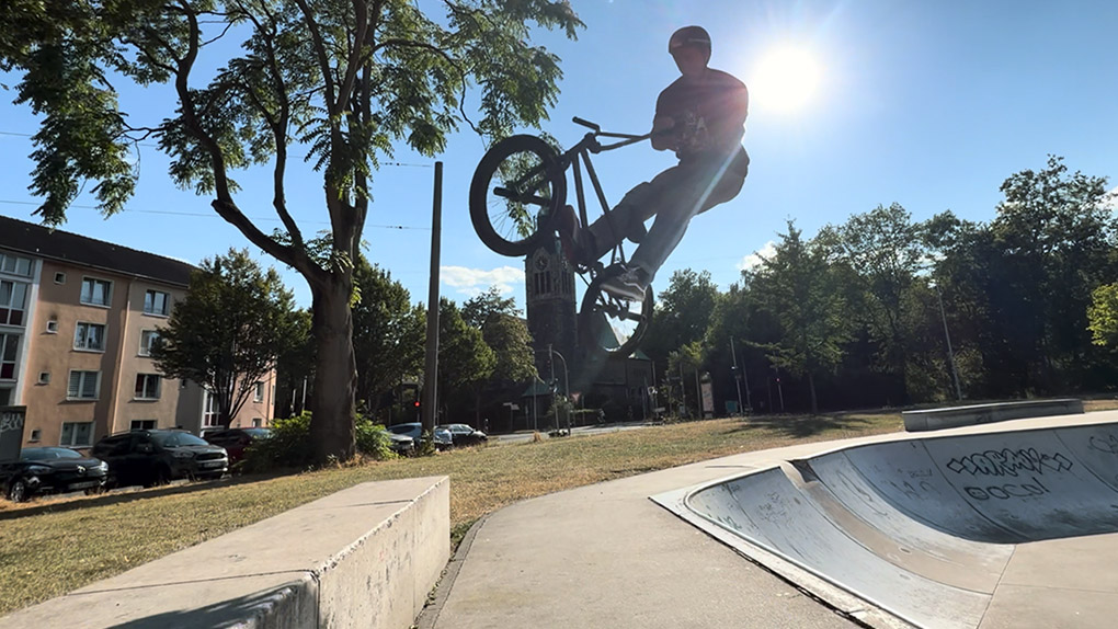 Kilian Treek ist jetzt ein Jahr auf Bikers Base und ballert sich in seinem Welcome-Edit einmal kreuz und quer durch diverse Skateparks.