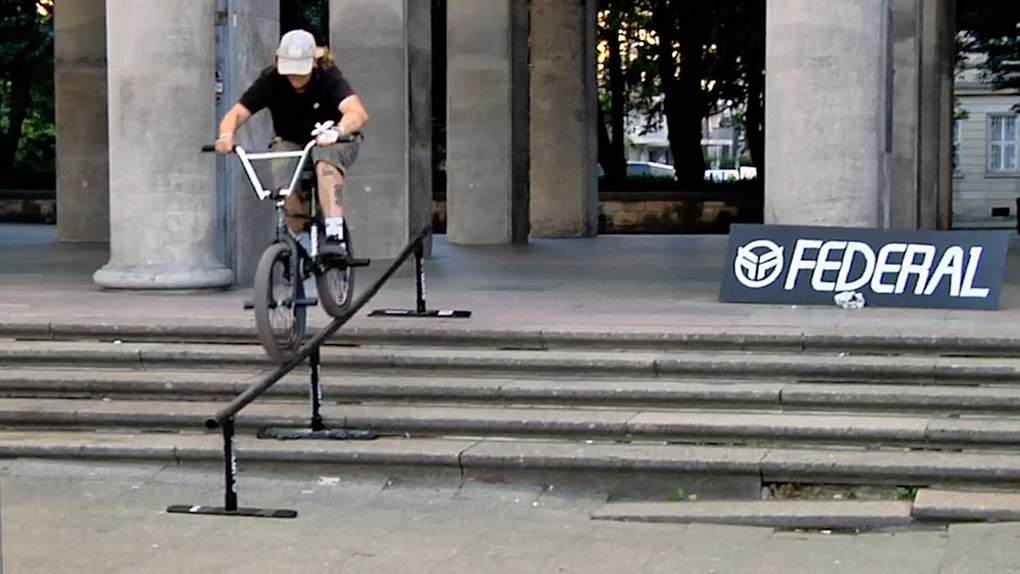 Als kleiner Warm-up für den Cliché BMX Street Jam in Berlin fand am Vorabend eine Railsession am Frankfurter Tor statt.