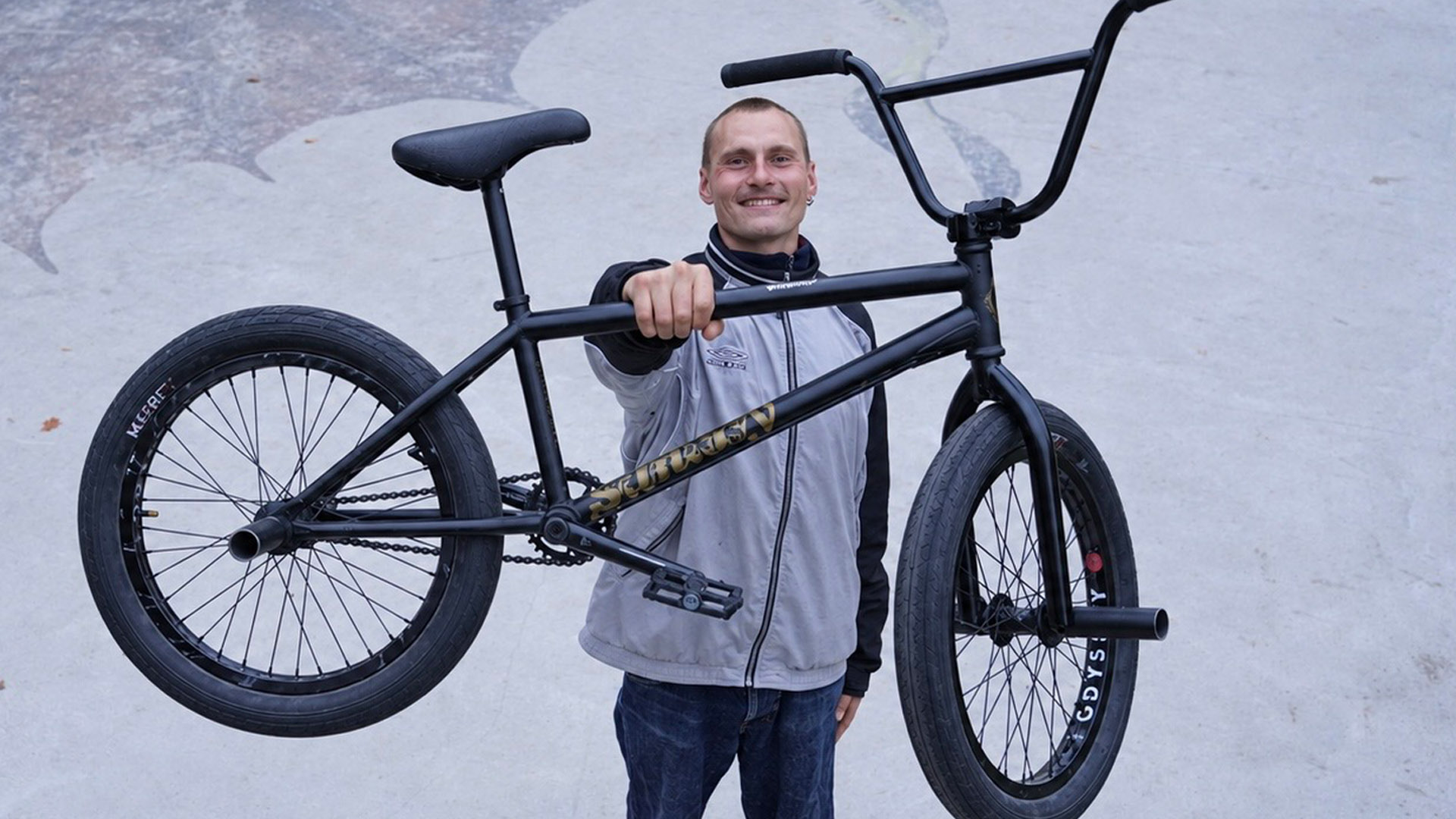 Johann Abhalter ist über SIBMX jetzt auf Sunday Bikes und Odyssey BMX. Für diesen Bikecheck haben wir uns sein neues Rad genauer angeguckt.