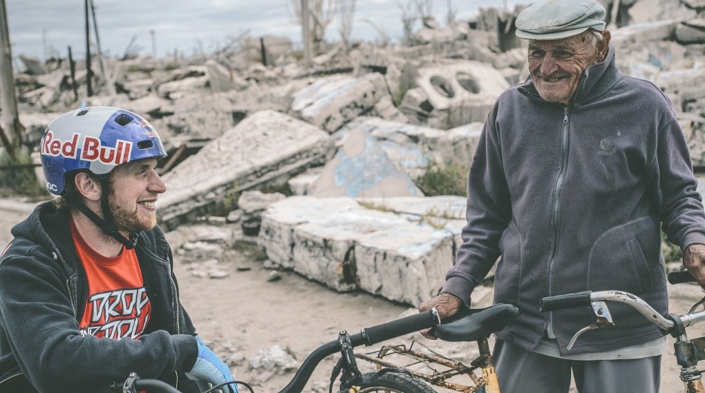 Danny zusammen mit dem einzigen und letzten Bewohner von Epecuén. Der 85-jährige Pablo Novak lebt hier mit seinem Hund.