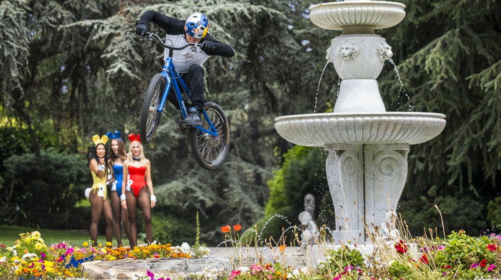 Sprung vom Brunnen - da stauen sogar die Playboy-Bunnies im Hintergrund ; Foto:Red Bull