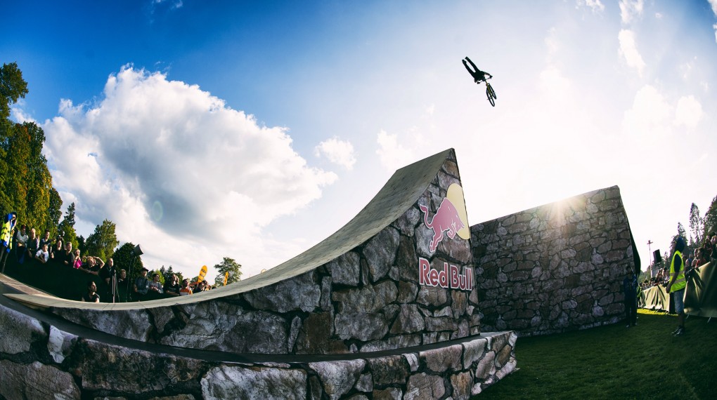 Adrian Tell - Immer der Sonne entgegen; Foto: Red Bull