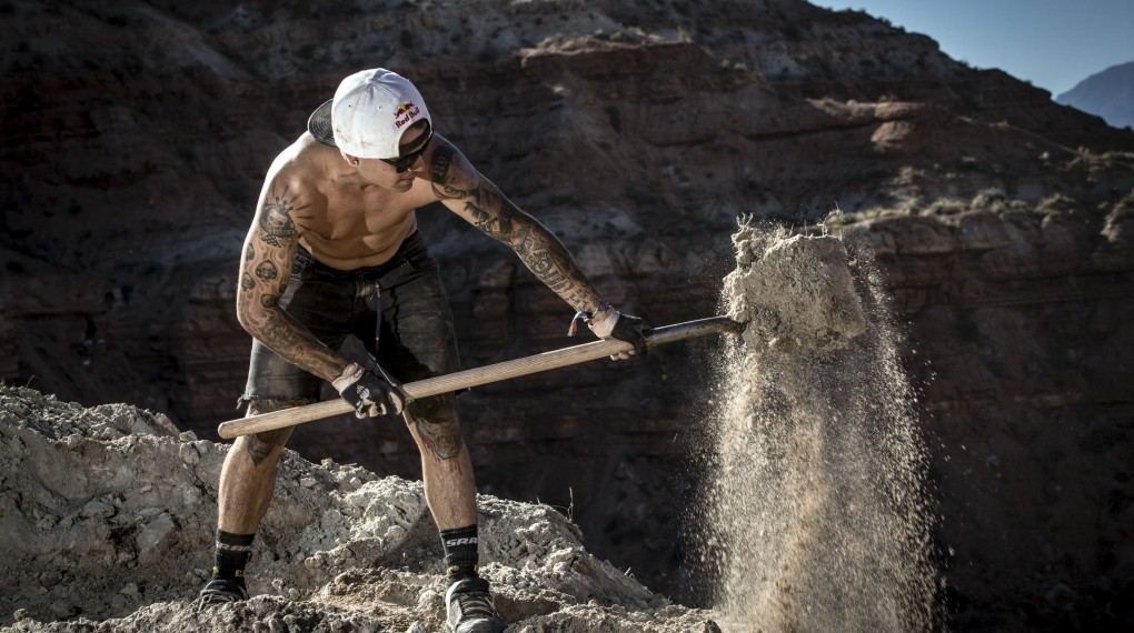 Red Bull Rampage Bauarbeiten: Hier packen auch die Fahrer mit an - Andreu Lacondeguy beim Schaufeln; Foto: Red Bull