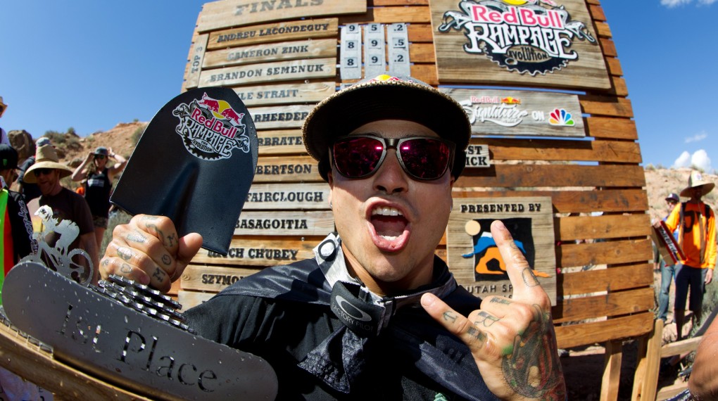 Andreu Lacondeguy feiert seinen Sieg; Foto: Red Bull