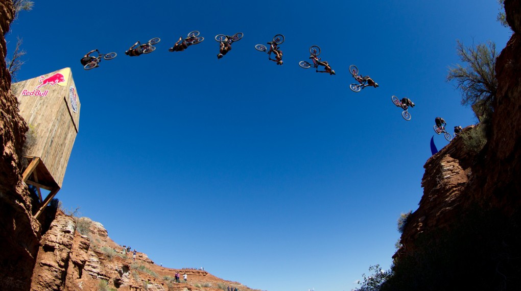 Backflip von Szymon Godziek: Foto: Red Bull